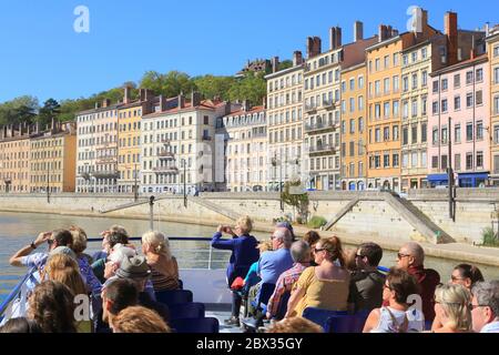 Francia, Rodano, Lione, zona dichiarata Patrimonio Mondiale dall'UNESCO, crociera sulla Saone lungo il Quai Saint Vincent (quartiere Les Chartreux) Foto Stock