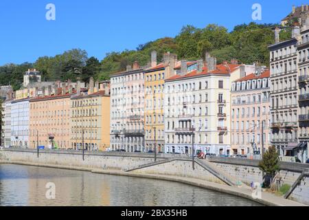 Francia, Rodano, Lione, zona dichiarata Patrimonio Mondiale dall'UNESCO, la Saone e il Quai Saint Vincent (quartiere Les Chartreux) Foto Stock