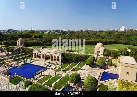 Vista sulla piscina del lussuoso hotel Oberoi Amoavillas che si affaccia sul Taj Mahal ad Agra, India Foto Stock