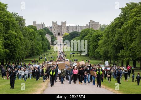 Windsor, Regno Unito. 4 giugno 2020. Centinaia di giovani partecipano a una marcia pacifica di protesta lungo la Long Walk di fronte al Castello di Windsor in solidarietà con il movimento Black Lives Matter. La marcia è stata organizzata con breve preavviso da Jessica Christie su richiesta della figlia Yani, di 12 anni, dopo la morte di George Floyd mentre era in custodia di ufficiali di polizia a Minneapolis negli Stati Uniti. Credit: Mark Kerrison/Alamy Live News Foto Stock