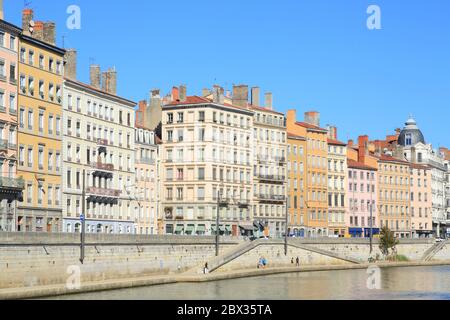 Francia, Rodano, Lione, zona dichiarata Patrimonio Mondiale dall'UNESCO, quai Saint Vincent (quartiere Les Chartreux) sulle rive del Saone Foto Stock