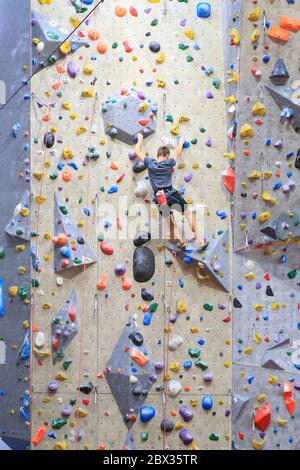 Francia, Rodano, Lione, salita su Gerland, palestra per arrampicata, scalatore su una parete per arrampicata Foto Stock