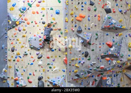 Francia, Rodano, Lione, salita su Gerland, palestra per arrampicata, scalatore su una parete per arrampicata Foto Stock