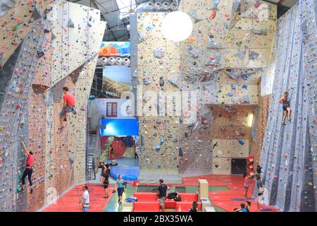 Francia, Rodano, Lione, salita su Gerland, palestra per arrampicata, scalatori su pareti per arrampicata Foto Stock