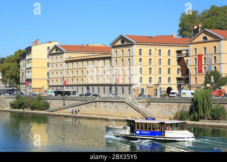 Francia, Rodano, Lione, zona dichiarata Patrimonio Mondiale dall'UNESCO, quai Saint Vincent, le rive della Saone, Les Subsistances (Les Subs) è un luogo culturale che riunisce studi di registrazione, la Scuola Nazionale di Belle Arti Lione e teatro, circo, spettacoli ... Foto Stock
