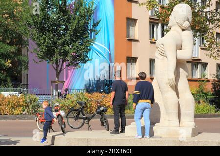 Francia, Rodano, Lione, Croix Rousse, Place des Tapis, affresco prodotto nel 2017 dall'artista dei graffiti Kalouf e la scultura le chant des Canuts di Georges Salendre Foto Stock