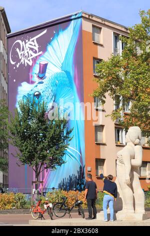 Francia, Rodano, Lione, Croix Rousse, Place des Tapis, affresco prodotto nel 2017 dall'artista dei graffiti Kalouf e la scultura le chant des Canuts di Georges Salendre Foto Stock