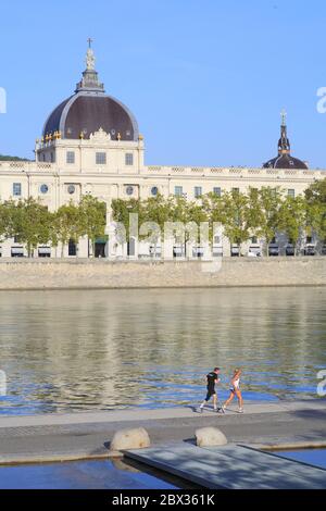 Francia, Rodano, Lione, zona dichiarata Patrimonio Mondiale dall'UNESCO, vista dal Quai Victor Augagneur con sullo sfondo il Rodano e il Grand Hotel Dieu Foto Stock