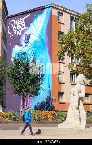 Francia, Rodano, Lione, Croix Rousse, Place des Tapis, affresco prodotto nel 2017 dall'artista dei graffiti Kalouf e la scultura le chant des Canuts di Georges Salendre Foto Stock