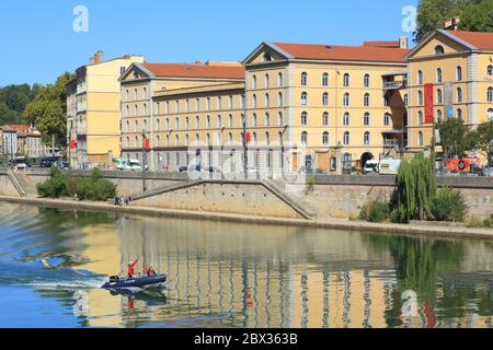 Francia, Rodano, Lione, zona dichiarata Patrimonio Mondiale dall'UNESCO, quai Saint Vincent, le rive della Saone, Les Subsistances (Les Subs) è un luogo culturale che riunisce studi di registrazione, la Scuola Nazionale di Belle Arti Lione e teatro, circo, spettacoli ... Foto Stock