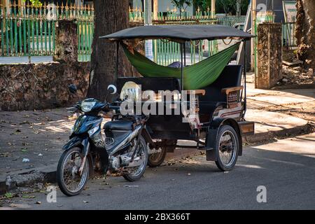 Siem Reap, Cambogia, 12.28.2019: Tradizionale moto Tuk Tuk taxi, un trasporto popolare a Siem Reap Foto Stock