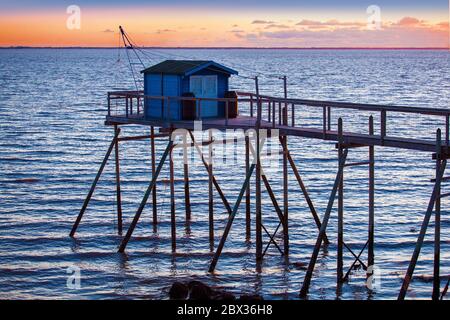 Francia, Charente-Maritime (17), Port-des-Barques, cabane sur pilotis pour la pêche au carrelet Foto Stock