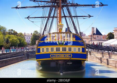 Francia, Charente-Maritime (17), l'Hermione à quai en son port d'attache de Rochefort Foto Stock