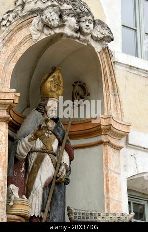 Francia, Yonne, Auxerre, Place Saint Nicolas, hostellerie, statua di San Nicola datata 18 ° secolo Foto Stock