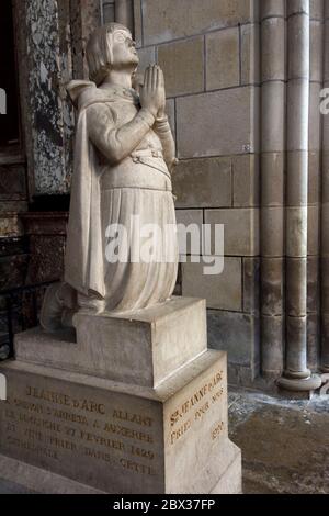 Francia, Yonne, Auxerre, Place Saint Etienne, Cattedrale di Saint Etienne, navata centrale, statua di Giovanna d'Arco Foto Stock