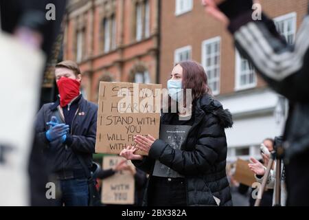 Hereford, Herefordshire, Regno Unito – Giovedì 4 giugno 2020 – i manifestanti si riuniscono ad Hereford come parte della campagna Black Lives Matter ( BLM ) in memoria di George Floyd recentemente ucciso da ufficiali di polizia a Minneapolis, Minnesota, USA. La dimensione della folla è stata stimata a circa 800 persone. Foto Steven maggio / Alamy Live News Foto Stock