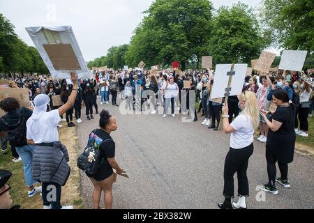 Windsor, Regno Unito. 4 giugno 2020. Centinaia di giovani partecipano a una marcia pacifica di protesta lungo la Long Walk di fronte al Castello di Windsor in solidarietà con il movimento Black Lives Matter. La marcia è stata organizzata con breve preavviso da Jessica Christie su richiesta della figlia Yani, di 12 anni, dopo la morte di George Floyd mentre era in custodia di ufficiali di polizia a Minneapolis negli Stati Uniti. Credit: Mark Kerrison/Alamy Live News Foto Stock