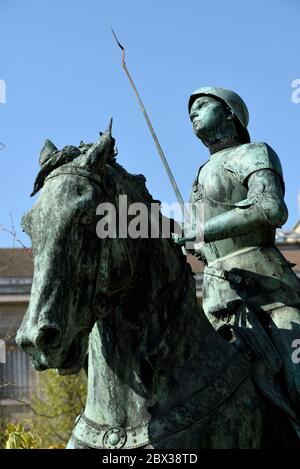 Francia, Marne, Reims, Place du Cardinal Lucon, statua equestre di Giovanna d'Arcfrom 1895 di fronte alla cattedrale di Notre Dame Foto Stock