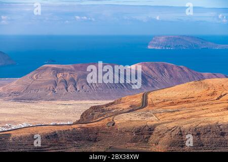 Spagna, Isole Canarie, isola di Lanzarote, panorama dalla cima del vulcano Corona (o Montana Corona), vista sull'isola di la Graciosa Foto Stock