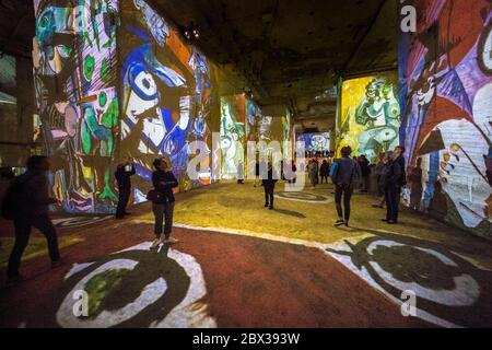 Francia, Bouches du Rhone, Les Baux de Provence, Les Carrières de Lumières, mostra digitale AMIEX® (Art & Music Immersive Experience -Design e co-produzione Gianfranco LANNUZZI, Renato Gatto, Massimiliano SICCARDI) di Culturrespaces dal titolo Picasso e i maestri spagnoli Foto Stock