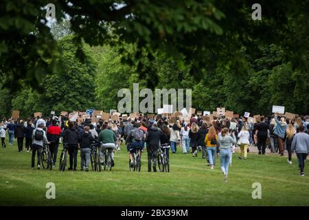 Windsor, Regno Unito. 4 giugno 2020. Centinaia di giovani partecipano a una marcia pacifica di protesta lungo la Long Walk di fronte al Castello di Windsor in solidarietà con il movimento Black Lives Matter. La marcia è stata organizzata con breve preavviso da Jessica Christie su richiesta della figlia Yani, di 12 anni, dopo la morte di George Floyd mentre era in custodia di ufficiali di polizia a Minneapolis negli Stati Uniti. Credit: Mark Kerrison/Alamy Live News Foto Stock