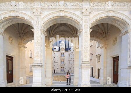 Francia, Pirenei Atlantici, Bearn, Pau, castello, portico con tre archi del 1860 con sullo sfondo il cortile d'onore del 14 ° e 15 ° secolo Foto Stock