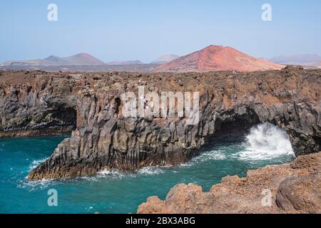 Spagna, isole Canarie, isola di Lanzarote, Parco Naturale Los Volcanes, El Golfo, sito naturale Los Hervideros, grotte scavate in antichi flussi lavici Foto Stock