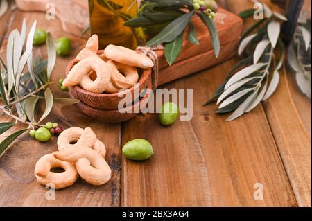Antipasto di vino italiano Tarall su un tavolo di legno Tradizionali biscotti salati del sud Italia. Sopra. Spazio di copia Foto Stock