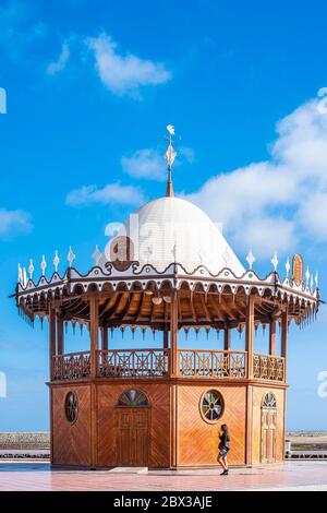 Spagna, Isole Canarie, isola di Lanzarote, Arrecife, Parque Jose Ramirez Cerda, ex chiosco che ospita l'ufficio turistico Foto Stock