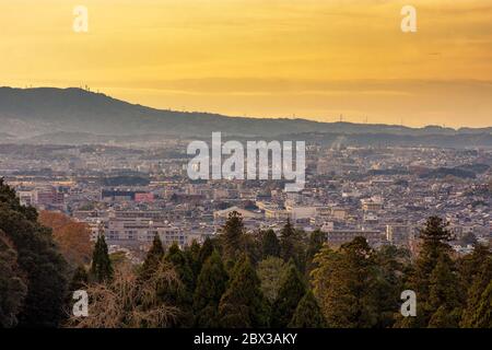 Tramonto su Nara, antica capitale del Giappone, famosa per i suoi antichi templi e il parco Nara Deer Foto Stock