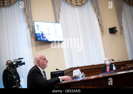 Washington, DC, Stati Uniti. 4 Giugno 2020. Il Dott. Robert Redfield, direttore dei Centri per il controllo e la prevenzione delle malattie, ascolta durante un'audizione della sottocommissione per le Stanziamenti della Camera su Capitol Hill a Washington, DC, Stati Uniti, giovedì 4 giugno 2020. Credit: Al Drago/Pool via CNP | Usage worldwide Credit: dpa/Alamy Live News Foto Stock