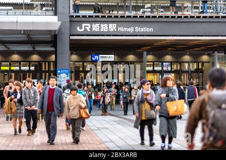 Himeji / Giappone - 11 novembre 2017: Stazione ferroviaria di Himeji gestita dalla compagnia ferroviaria del Giappone occidentale a Himeji, Giappone Foto Stock