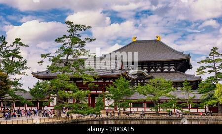 Nara / Giappone - 9 ottobre 2017: Tempio Todaiji, punto di riferimento di Nara e uno dei più famosi e storicamente significativi templi buddisti in Giappone Foto Stock