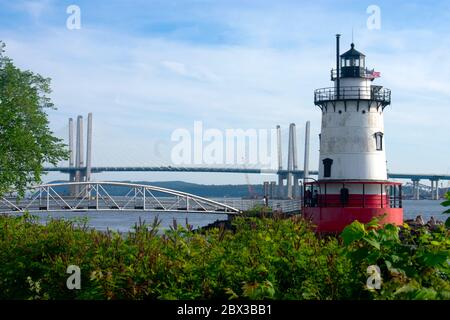 Faro corto, rosso e bianco situato nella contea di Westchester sul fiume Hudson con il ponte Tappan Zee ricostruito sullo sfondo. Foto Stock