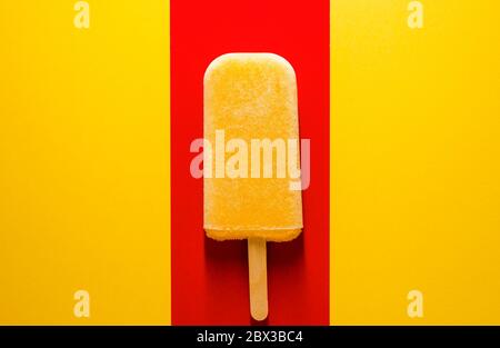 Gelato a fungo singolo fatto con mango. Vista dall'alto con un gelato su sfondo colorato Foto Stock