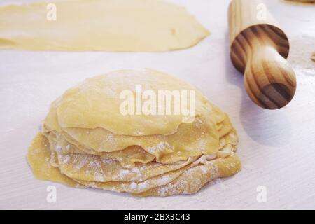 impastare con un mattarello Foto Stock