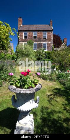 Vista diurna estiva dei Giardini Crook Hall, Durham City, County Durham, Inghilterra, Regno Unito Foto Stock