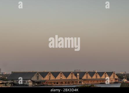 Bangkok, Thailandia - 26 Mar 2020 : edifici portuali e magazzini tradizionali sul lungofiume di Chao phraya. Foto Stock