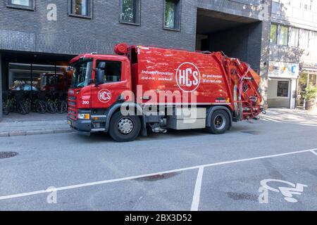 Un camion Red HCS Garbage Ruggiole Collection Copenhagen Danimarca parcheggiato su una strada cittadina a Copenhagan Foto Stock