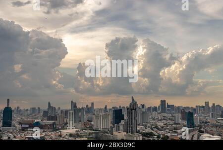 Bangkok, thailandia - 31 maggio 2020 : Vista cielo di Bangkok con grattacieli nel quartiere degli affari di Bangkok in serata bello crepuscolo dare il Foto Stock