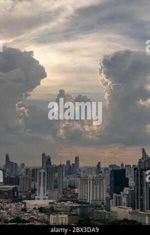 Bangkok, thailandia - 31 maggio 2020 : Vista cielo di Bangkok con grattacieli nel quartiere degli affari di Bangkok in serata bello crepuscolo dare il Foto Stock