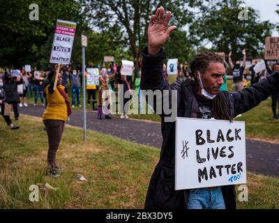 4 Giugno 2020. Rochester, Kent. Regno Unito. I sostenitori del gruppo Black Lives Matter partecipano a una protesta pacifica a Rochester, Kent. Foto Stock