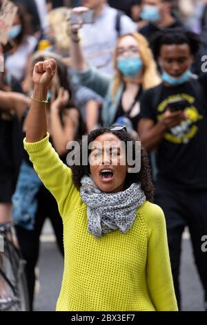 Una donna alza il pugno mentre marciava alla protesta Black Lives Matters a Londra, 3 giugno 2020 Foto Stock