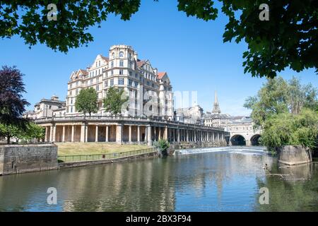 Avon River e lo storico Pulteney Bridge a Bath, Somerset, Inghilterra Foto Stock