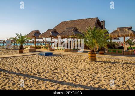 Decorazione di tipico tetto di paglia bar sulla spiaggia in Bulgaria Foto Stock