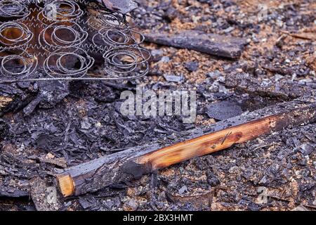 20 aprile 2020, Jekabpils, Lettonia: Parte di materasso in una casa bruciata Foto Stock