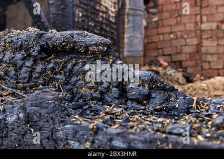 20 aprile 2020, Jekabpils, Lettonia: Parti in legno di una casa bruciata Foto Stock