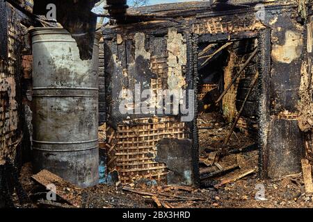 20 aprile 2020, Jekabpils, Lettonia: Parti in legno di una casa bruciata Foto Stock