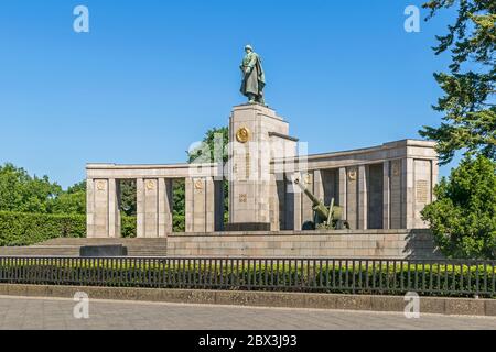 Soviet War Memorial, un stoa curvo sormontato da una statua di un soldato sovietico e un'iscrizione cirillica 'gloria eterna agli eroi caduti in battaglia...' Foto Stock