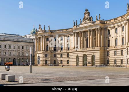 Berlino, Germania - 29 maggio 2020: Bebelplatz (colloquialmente la Opernplatz) con la costruzione della ex Biblioteca reale, ora sede della Humboldt University Foto Stock